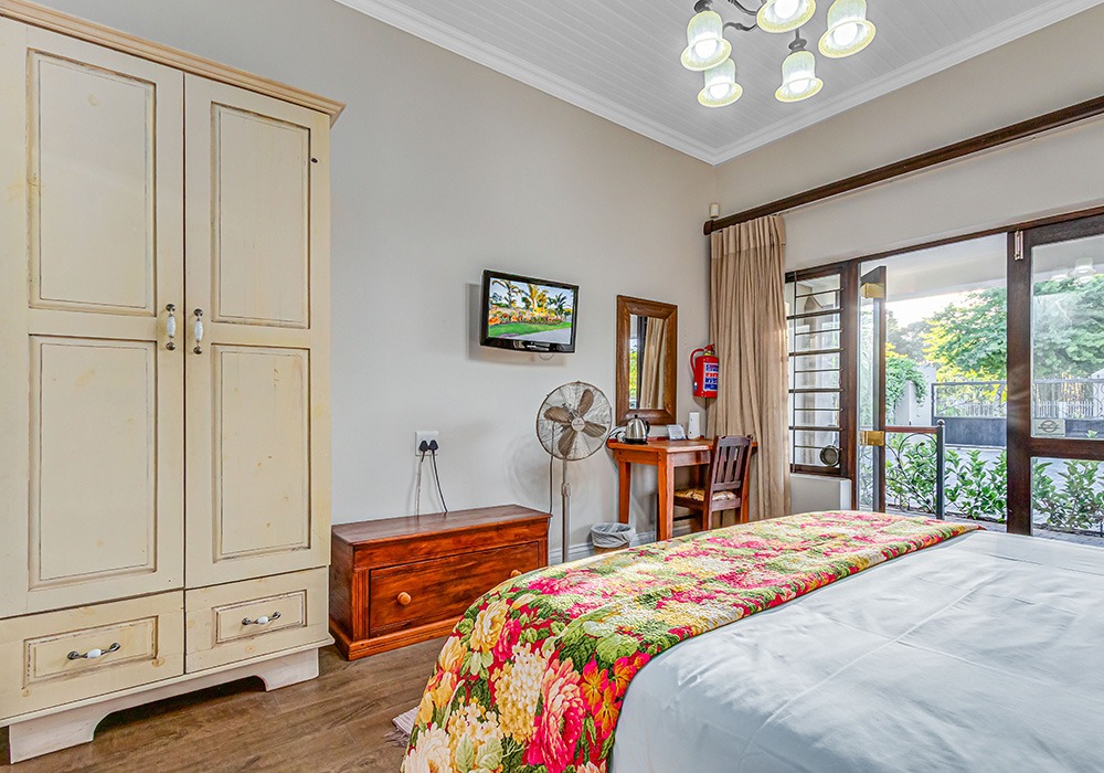 Deluxe Queen Suite at Caledon 23 Guest House George
